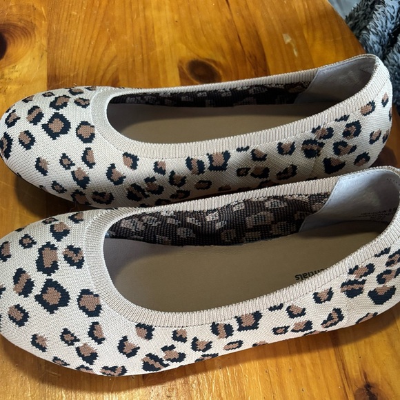 Amazon Essentials Women's Leopard Pattern Flats - Picture 3 of 8